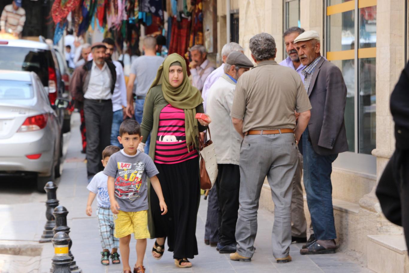 Mardin’in tarihi çarşılarında yaşanan Ramazan bereketi, uzun süredir durgunluk yaşayan esnafın yüzünü güldürdü.

